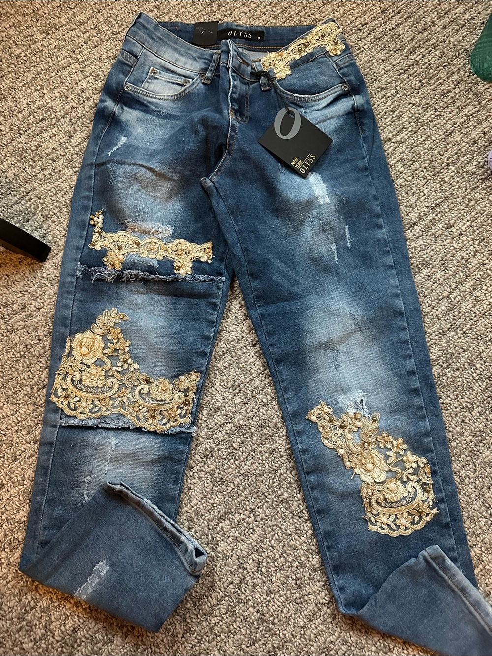 Olyss Women’s Blue Embroidered Distressed Jeans. Size O NWT 👖